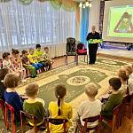 В детских садах Подмосковья автоинспекторы обучают детей ПДД с помощью современного напольного оборудования