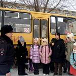Сотрудники Госавтоинспекции Тульской области учат школьников правильно вести себя во время поездки в автобусе