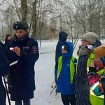 В Великом Новгороде «Детский патруль» продемонстрировал пешеходам эффект световозвращения средств пассивной защиты на дороге