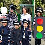  В Ессентуках юные помощники Госавтоинспекции вручают водителям белые шары, как символ хрупкой детской жизни