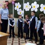 В школе № 24 г. Сарапула, сотрудники Госавтоинспекции, провели мероприятие «Ромашки для первоклашки!»