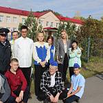 Инспекторы ГИБДД, педагоги и представители Кузбасской команды «Молодёжка ОНФ» провели со школьниками акцию «Безопасность детства»