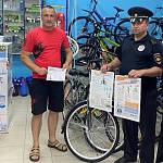 В Новгородской области велосипедисты знакомятся с правилами безопасного взаимодействия в транспортной обстановке