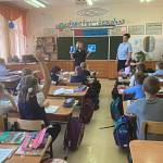 Сотрудники ГИБДД и ПДН г. Кемерово провели урок безопасности для учащихся одной из школ города