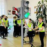 В Новгородской области интерактивные тренинги «Лаборатории безопасности» помогают детям освоить навыки передвижения на новом виде транспортных средств