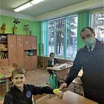 Руководитель ГИБДД Железногорска посвятил детей из поселковой школы в пешеходов