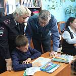 Автоинспекторы и активисты ОНФ продолжают проведение акции «Дорога в школу», с учащимися школ Горно-Алтайска
