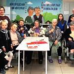 Световозвращающие элементы от юных активистов помогут пожилым жителям Новгородской области обеспечить безопасность на дороге в темное время суток