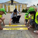 Сотрудники суворовской Госавтоинспекции совместно с ЮИД нанесли яркие надписи для привлечения внимания пешеходов