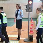  Юные новгородцы практикуют навыки безопасного ориентирования в дорожном движении на площадке мобильного центра «Лаборатория безопасности»
