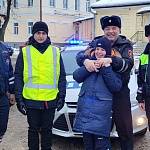 Сотрудники новгородской Госавтоинспекции исполнили новогоднее желание ребенка с ограниченными возможностями здоровья 