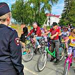 Велопробеги, практические тренинги, квесты организуют сотрудники Госавтоинспекции Свердловской области для детей, отдыхающих в летних лагерях