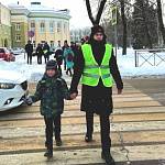 В Великом Новгороде более сотни юных активистов продемонстрировали пешеходам и водителям правила взаимодействия на пешеходных переходах