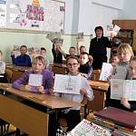 В Новосибирской области сотрудники Госавтоинспекции и ЮИДовцы разъяснили школьникам правила поведения при движении по маршруту «Дом-Школа-Дом»