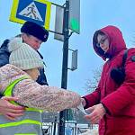 Новгородские ЮИДовцы популяризируют использование световозвращающих элементов среди пеших участников дорожного движения