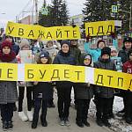 В Бердске автоинспекторы и школьники провели акцию  «Уважайте ПДД – не случится ДТП!» 