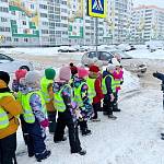 В Великом Новгороде первоклассники закрепили методы нейтрализации «дорожных ловушек» на пешеходной экскурсии