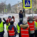 В Великом Новгороде юные пешеходы изучили особенности безопасного маршрута в зимний период