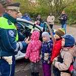 На уроках ранней профориентации дошкольники Великого Новгорода познакомились с деятельностью сотрудников дорожной полиции