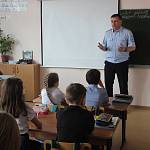 Инспекторы ГИБДД г. Кемерово напомнили школьникам правила безопасного поведения на проезжей части и не только
