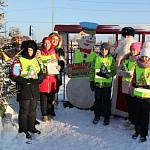 В Новосибирской области полицейский Дед Мороз поздравил победителей новогоднего конкурса "Полицейский снеговик"