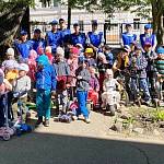 В День защиты детей новгородские дошкольники продемонстрировали навыки фигурного вождения двухколесным транспортом