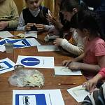 Юидовцы из детского клуба «СветофориЯ» для ребят из детского сада провели мастер-класс по изготовлению дорожных знаков из теста