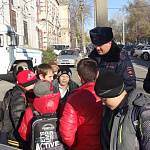В Ростовской области сотрудники Госавтоинспекции провели для школьников экскурсию, в ходе которой рассказали о своей службе