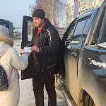 В Кемерово госавтоинспекторы совместно с учащимися подарили водителям обереги в дорогу