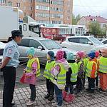 Назаровские автоинспекторы и дети пожелали участникам дорожного движения «черепашьей мудрости»