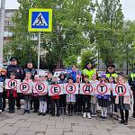 В Пятигорске школьники с помощью агитационных плакатов призывают позаботиться о детской безопасности на дорогах
