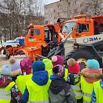 Водительский состав новгородского автопредприятия призвал детей быть предельно внимательными вблизи крупногабаритной спецтехники
