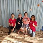 Инспекторы ГИБДД совместно с Кузбасской командой «Молодежки ОНФ» напомнили юным горожанам о безопасности и вручили символы предстоящего праздника