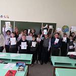 Сотрудники Госавтоинспекции города Смоленска совместно с учащимися нарисовали безопасный маршрут «Дом – школа – дом»
