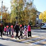 Сотрудники Госавтоинспекции провели пешеходную экскурсию для дошколят 