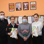 Инспекторы ГИБДД отметили грамотами и памятными подарками активистов и директора школы № 74