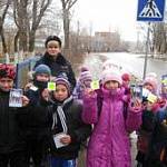 В Астраханской области сотрудники ГИБДД вручили юным пешеходам светоотражающие сувениры