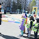 Сотрудники Надымской Госавтоинспекции провели пешеходную экскурсию для воспитанников детского сада «Родничок»