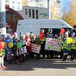В Смоленске юные участники дорожного движения вручили водителям «Ладошки безопасности»