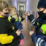 Посетители детской поликлиники Новгородской области стали участниками инструктажей по безопасной перевозки юных пассажиров