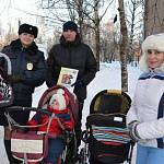 Кировские автоинспекторы помогают водителям приучить детей к автокреслам