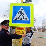 На севере Красноярского края с помощью мини-баннеров госавтоинспекторы призывают пешеходов-школьников быть внимательными на дороге