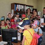 Госавтоинспекторы продолжают знакомить детей  летних площадок со службой ГИБДД.