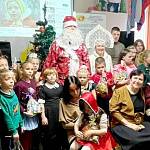 Новогодний патруль во главе с Дедом Морозом поздравил новгородские семьи с наступающими праздниками