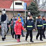Дорожные ситуации в условиях зимы смоделировали сотрудники ГИБДД Кабардино-Балкарии во дворе школ