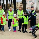 В Новгородской области «материнский патруль» возглавил пешеходную экскурсию